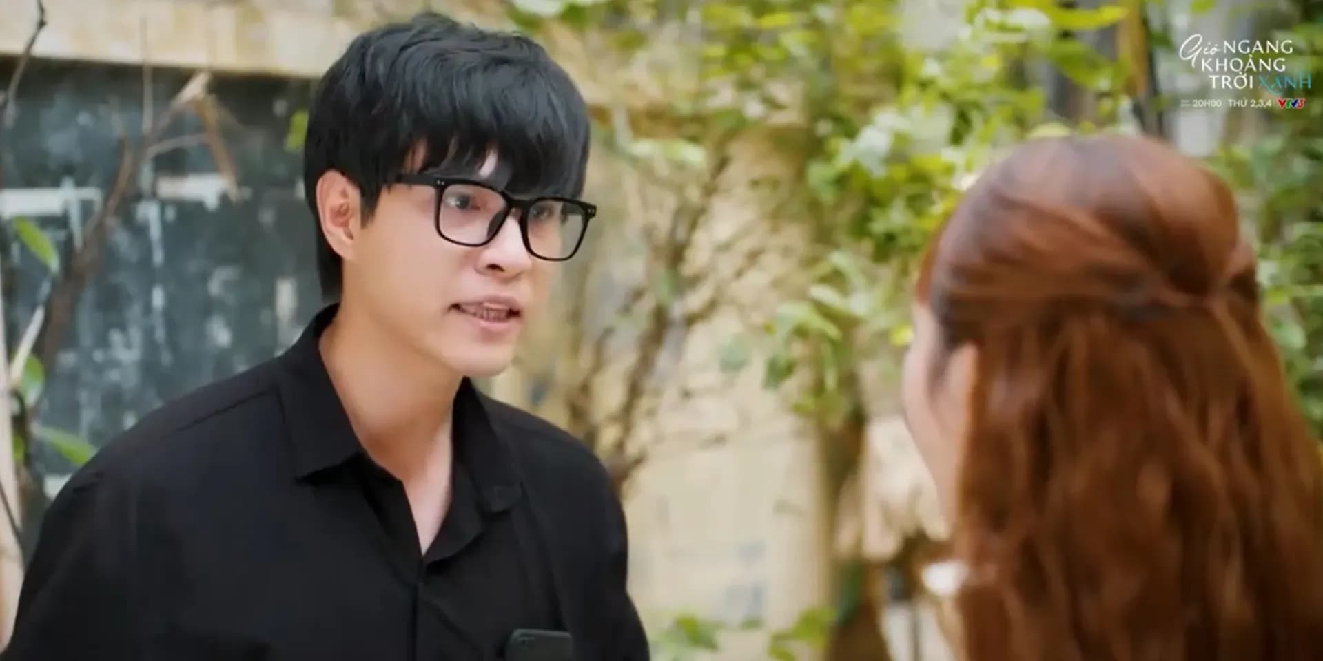 Cảnh đối thoại giữa hai nhân vật trong phim 'Gió ngang khoảng trời xanh' của VTV3, thể hiện màn ảnh hội thoại xã hội.