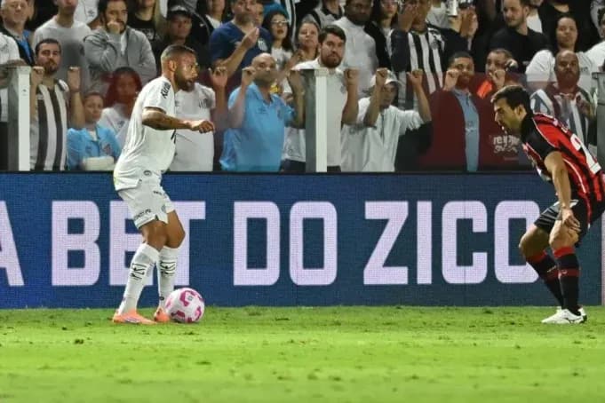 Cảnh một trận đấu bóng đá tại Brazil với cầu thủ đang tranh bóng, thể hiện bối cảnh các sự kiện và tranh cãi mà Neymar đang đối mặt.