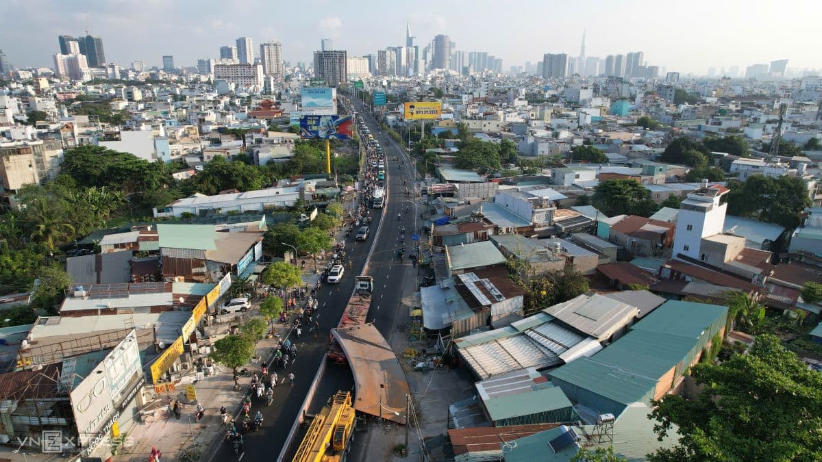Cảnh ùn tắc giao thông nghiêm trọng tại cầu Kênh Tẻ sau vụ tai nạn rơi tấm thép, nhìn từ trên cao.