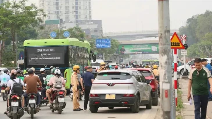 Cảnh ùn tắc giao thông và cảnh sát xử lý vi phạm đỗ xe trên đường phố đô thị Việt Nam, minh họa thách thức về không gian đô thị.