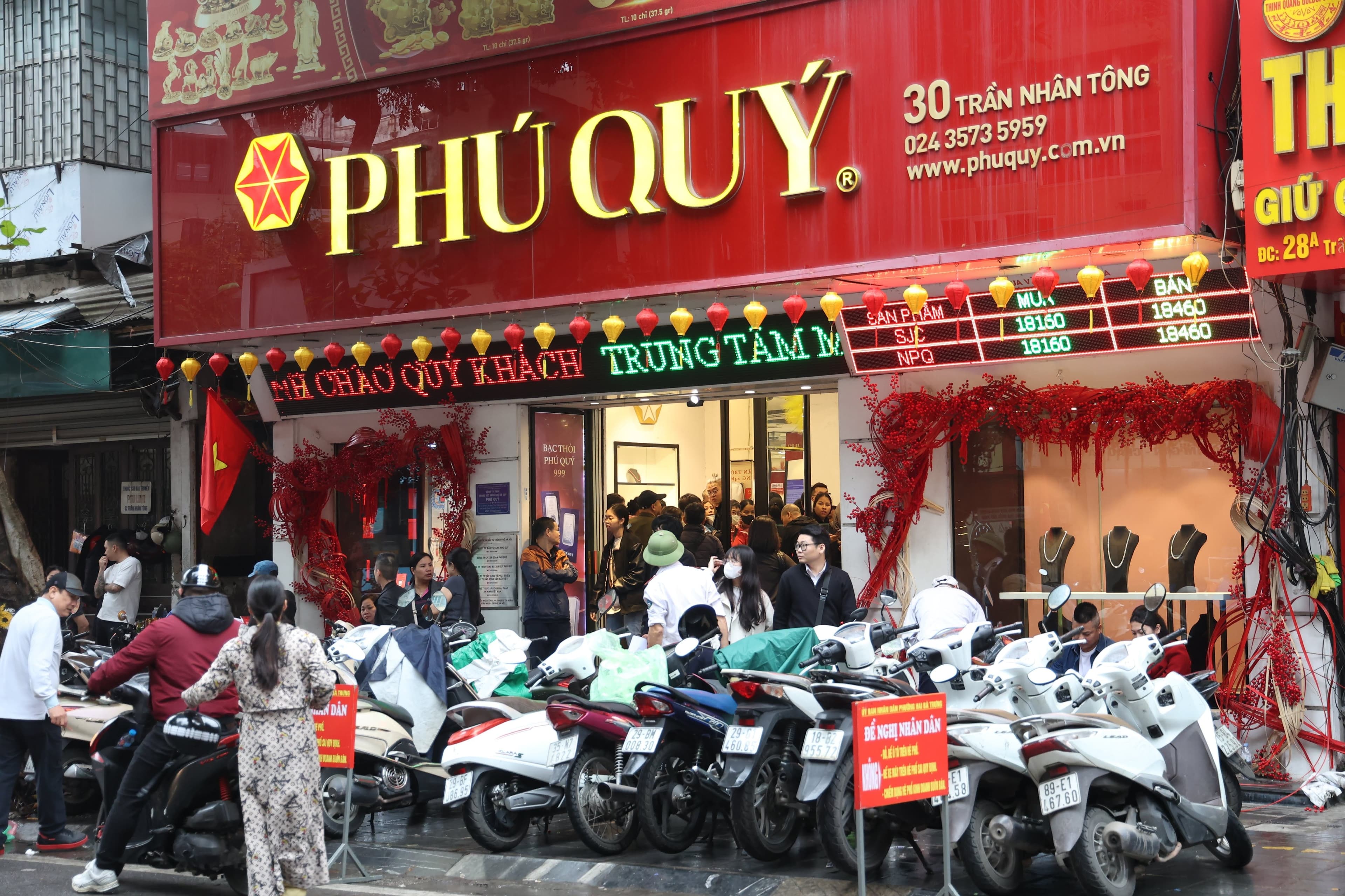 Cảnh đông đúc bên ngoài tiệm vàng Phú Quý với nhiều xe máy, minh họa sự tấp nập của người dân mua vàng ngày Vía Thần Tài.