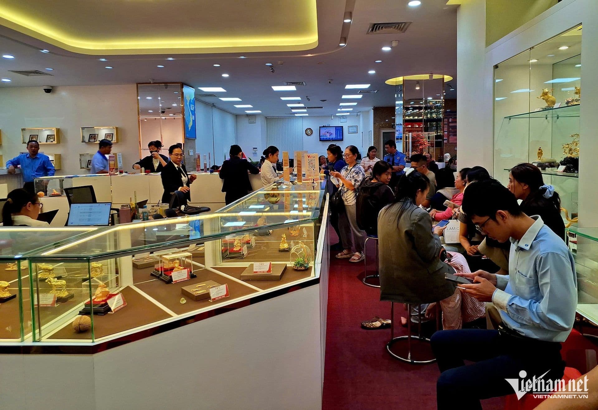 Cảnh đông đúc tại cửa hàng vàng bạc, phản ánh nhu cầu cao và tình trạng chậm giao hàng của thị trường bạc.