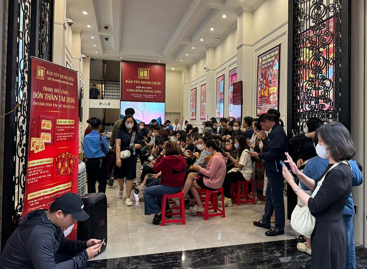 Cảnh đông đúc tại cửa hàng vàng, minh họa tâm lý thị trường cần được các chuyên gia cảnh báo