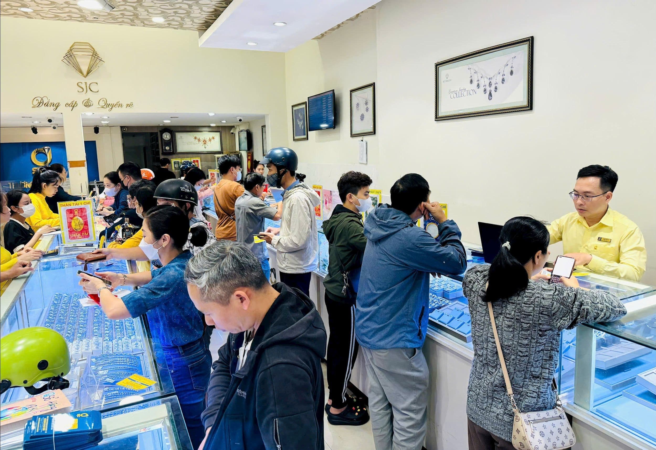 Cảnh đông đúc tại một cửa hàng vàng SJC ở Việt Nam, thể hiện sức hút của vàng nội địa bất chấp biến động toàn cầu.