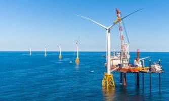 Cánh đồng điện gió ngoài khơi Việt Nam, thể hiện tiềm năng và định hướng phát triển đất nước thành trung tâm năng lượng sạch khu vực.