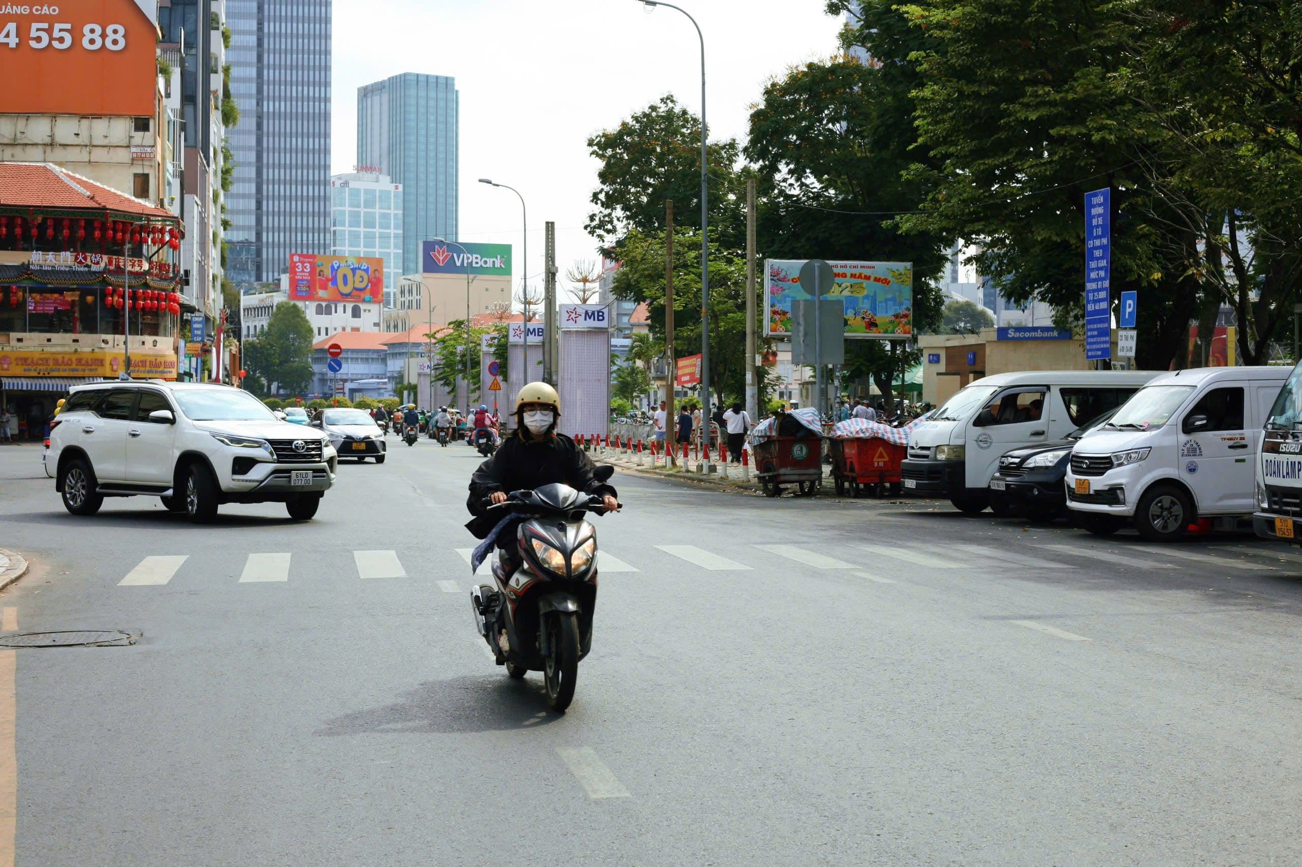 Cảnh đường phố Sài Gòn vào một ngày nắng, thể hiện nhịp sống đô thị.