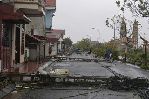 Cảnh đường phố tan hoang với cột điện đổ ngổn ngang sau bão Bualoi ở Ninh Bình