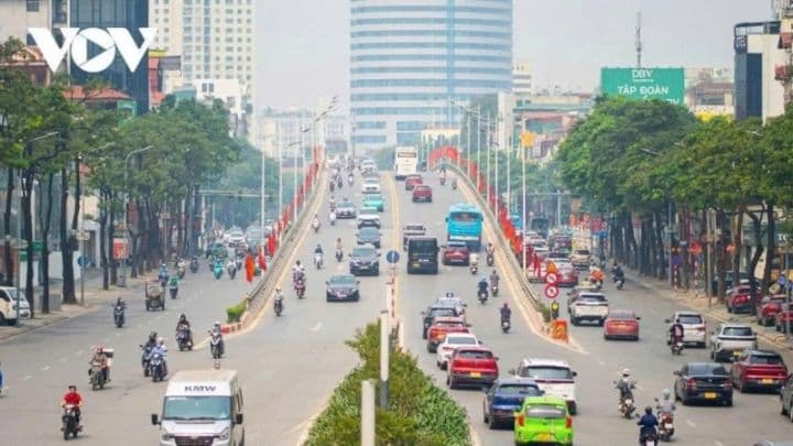 Cảnh đường phố đô thị đông đúc với nhiều phương tiện giao thông, thể hiện nhịp sống thường ngày của thành phố.