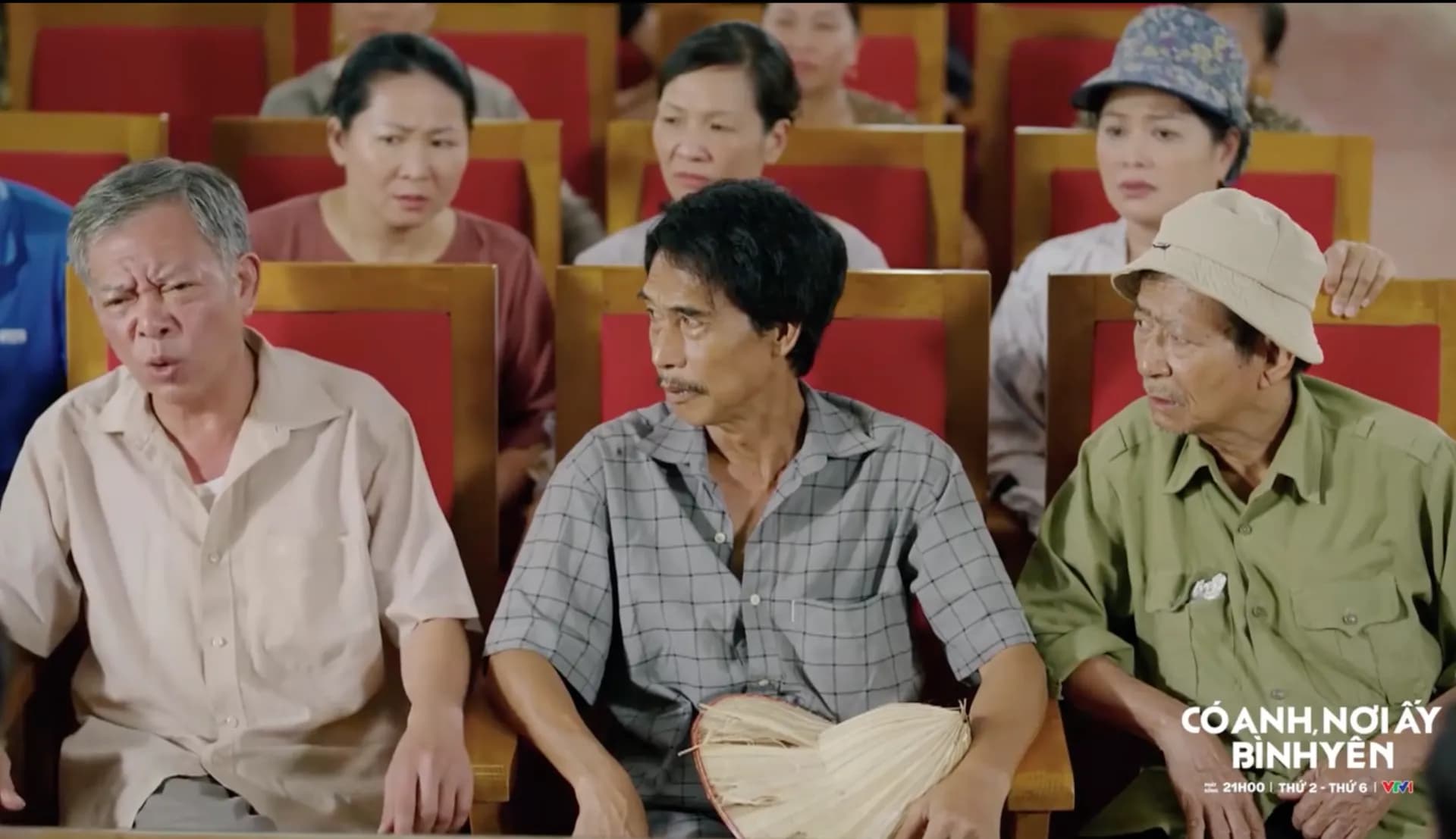 Cảnh người dân làng quê trong phim 'Có Anh, Nơi Ấy Bình Yên' với vẻ mặt lo lắng, bức xúc trong một buổi họp dân.