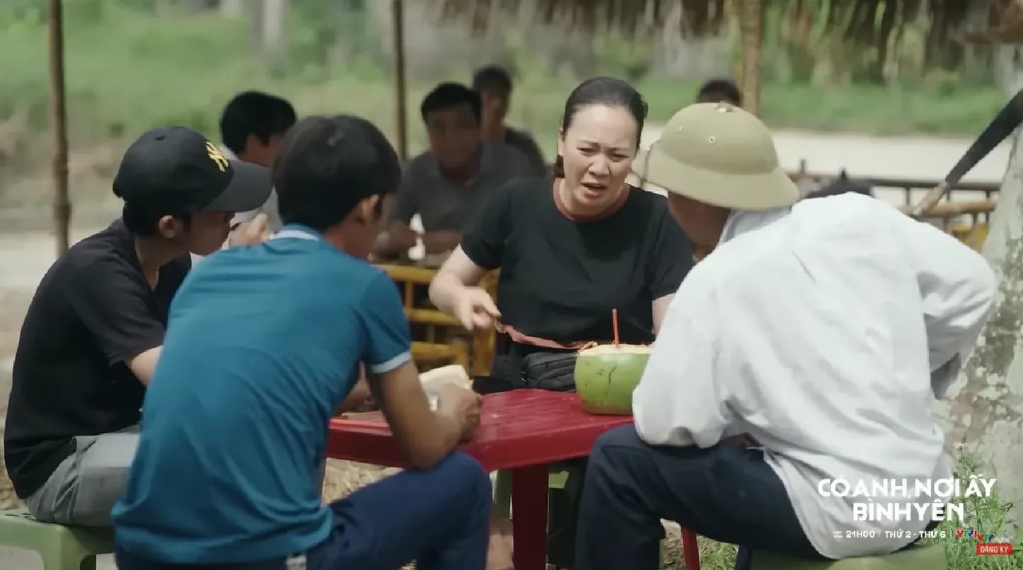 Cảnh người dân xã Tiên Phong trong phim 'Có anh, nơi ấy bình yên' của VTV1, thể hiện nỗi lo sáp nhập hành chính.