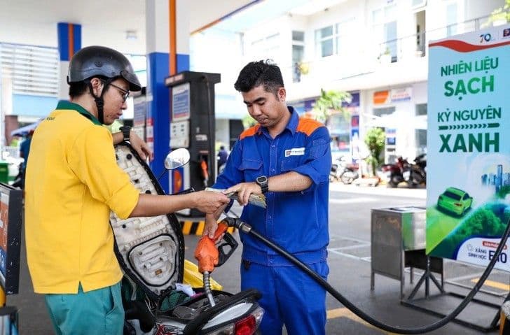 Cảnh người dân đổ xăng tại trạm xăng ở Việt Nam, thể hiện chính sách điều hành giá xăng dầu ổn định của quốc gia.