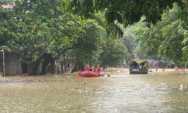 Cảnh ngập lụt nghiêm trọng tại miền Bắc do mưa lớn.