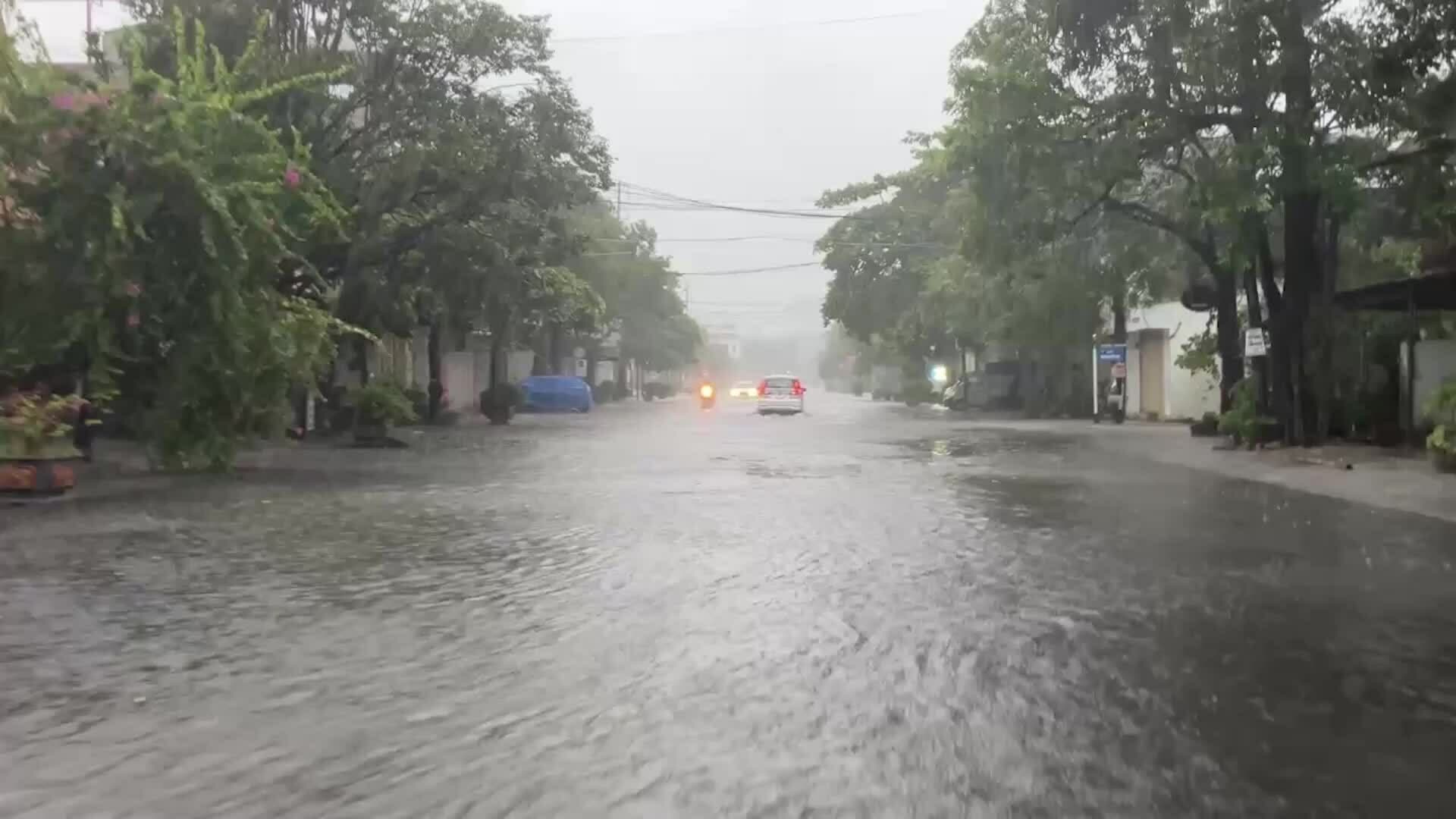 Cảnh ngập lụt nghiêm trọng tại phường Sầm Sơn, Thanh Hóa, do mưa lớn kéo dài sau bão Wipha.