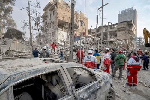 Cảnh đổ nát sau xung đột ở Trung Đông, minh họa cho sự gián đoạn nguồn cung dầu mỏ toàn cầu.