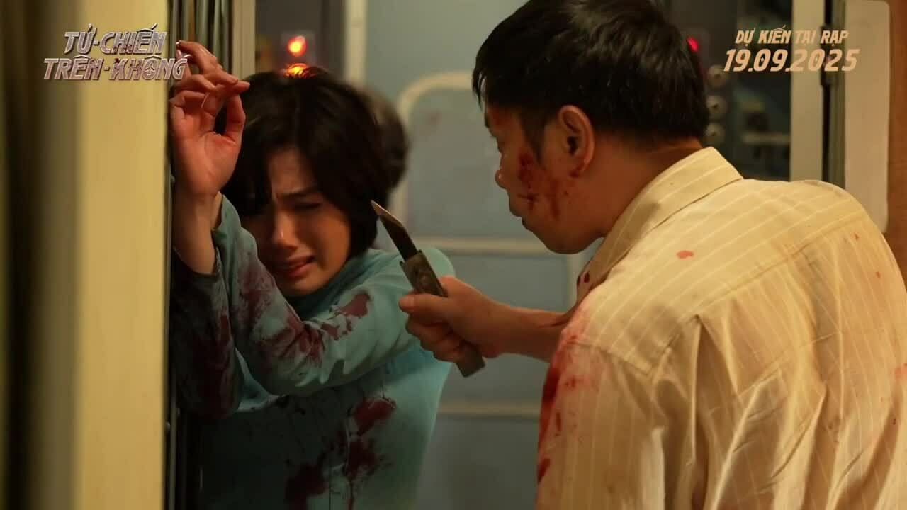 Cảnh phim căng thẳng trong 'Tử Chiến Trên Không' với Thái Hòa trong vai kẻ cướp máy bay kề dao vào hành khách.