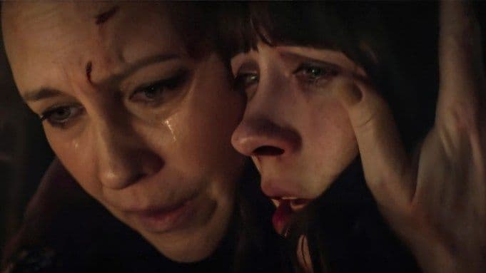 Cảnh phim 'Last Rites' với Lorraine Warren (Vera Farmiga) an ủi một người phụ nữ trẻ, thể hiện sự căng thẳng và cảm xúc của phim kinh dị.