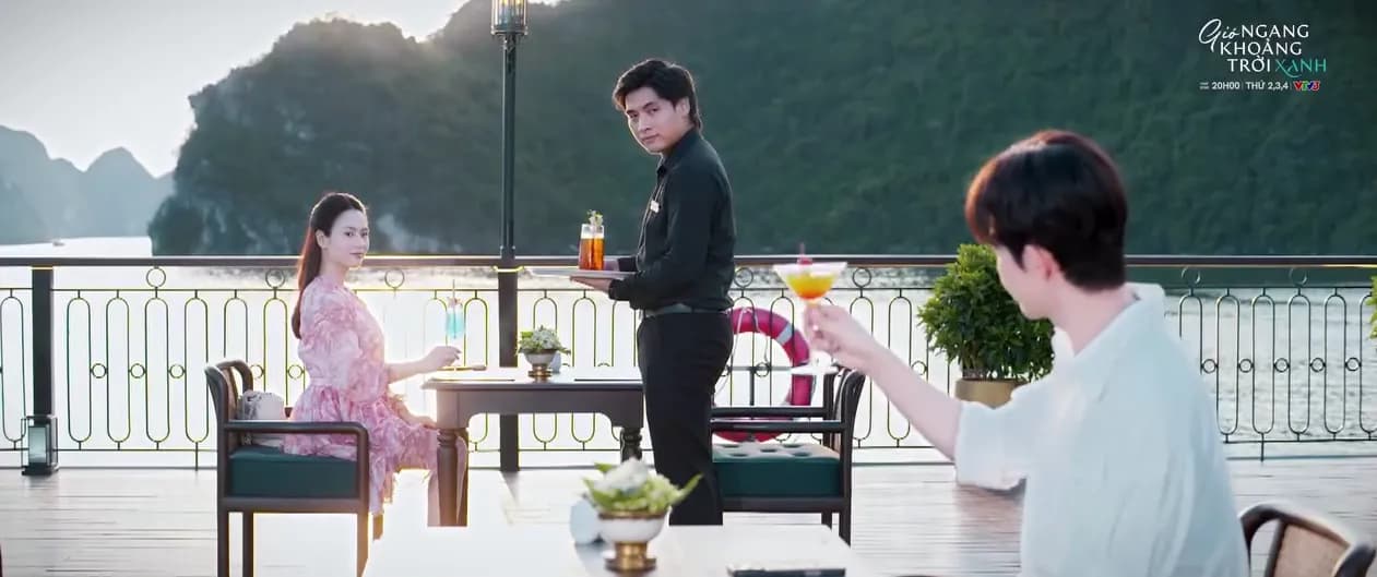 Cảnh phim lãng mạn trên du thuyền từ bộ phim 'Gió ngang khoảng trời xanh' của VTV3, phản ánh câu chuyện đời thường và các vấn đề xã hội.