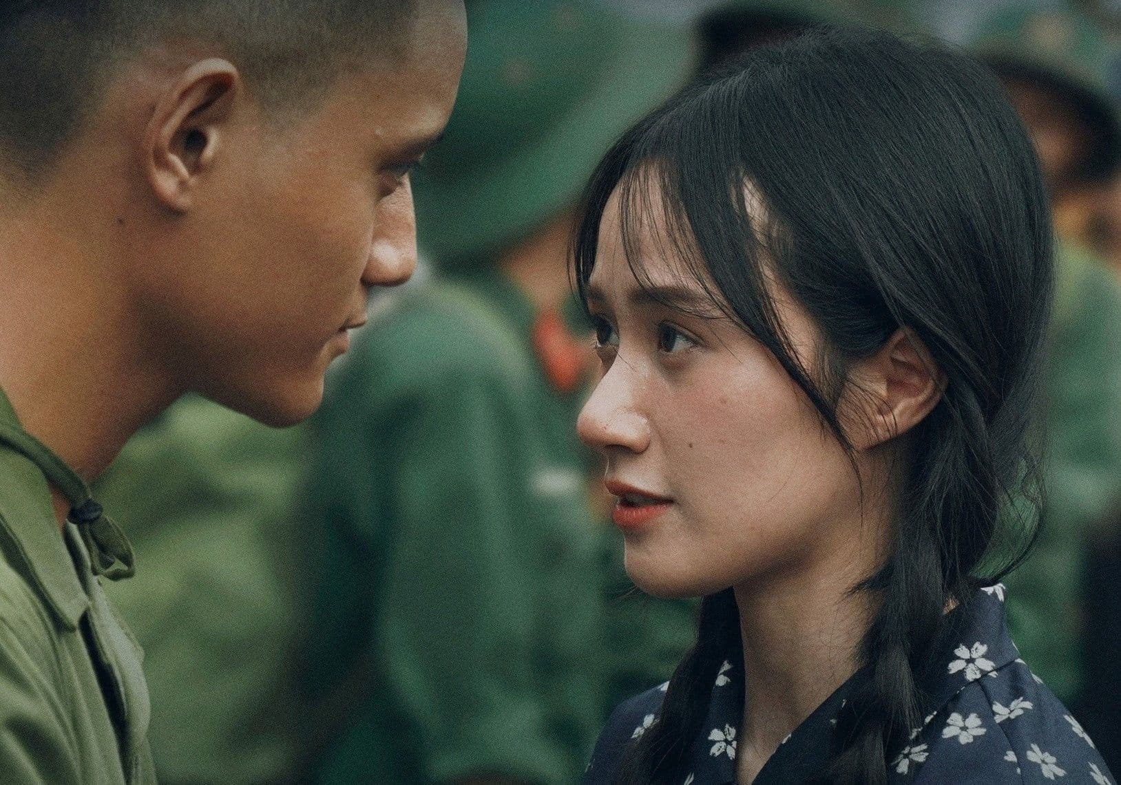 Cảnh phim 'Mưa Đỏ' đạt doanh thu kỷ lục 700 tỷ đồng, thể hiện sự thành công vang dội của tác phẩm