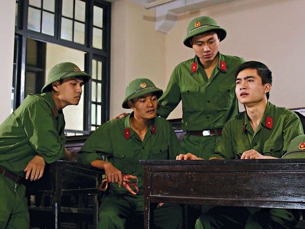 Cảnh phim với các chiến sĩ trong quân phục xanh, đại diện cho dòng phim chiến tranh Việt Nam, bao gồm cả các tác phẩm kinh điển như "Mùi Cỏ Cháy".