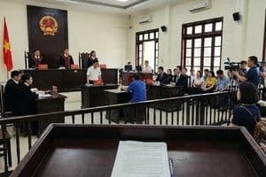 Cảnh phiên tòa xét xử, tượng trưng cho những biến cố pháp lý và khung pháp lý siết chặt mà Hóa chất Đức Giang đang đối mặt.