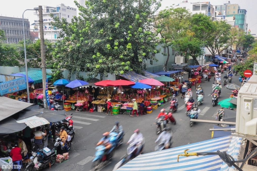 Cảnh quan đô thị với các hộ kinh doanh và cá nhân hoạt động, minh họa đối tượng cần chủ động cập nhật thông tin thuế theo số định danh cá nhân.