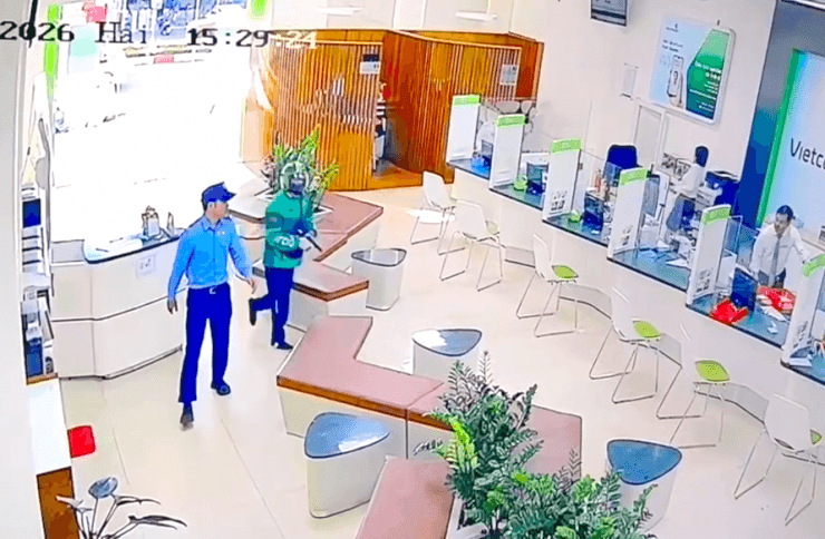 Cảnh quay camera an ninh cho thấy một tên cướp dùng vật giống súng đe dọa nhân viên ngân hàng