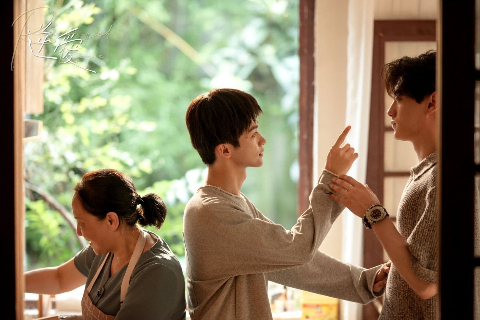 Cảnh quay Điền Hủ Ninh và Tử Du cùng một người phụ nữ lớn tuổi trong bối cảnh gia đình, liên quan đến áp lực đời tư của diễn viên.