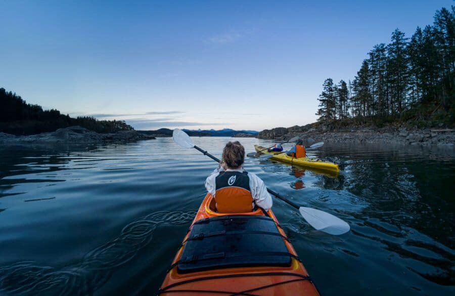 Cảnh quay điện ảnh từ góc nhìn người chèo thuyền kayak, thể hiện chất lượng hình ảnh và khả năng ổn định của DJI Osmo Nano.