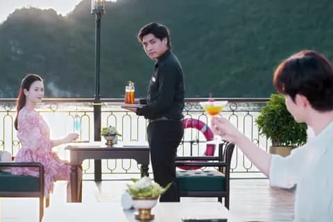 Cảnh quay trên du thuyền từ phim 'Gió ngang khoảng trời xanh', minh họa nút thắt kịch bản táo bạo và những vấn đề xã hội nhạy cảm.