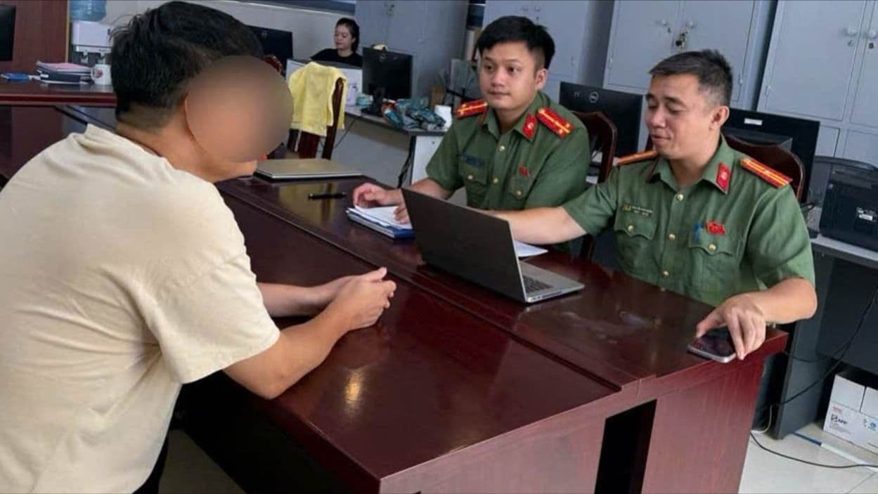 Cảnh sát đang thẩm vấn một nghi phạm, thể hiện nỗ lực của lực lượng chức năng trong việc bảo vệ an ninh đô thị và khôi phục lòng tin cộng đồng.