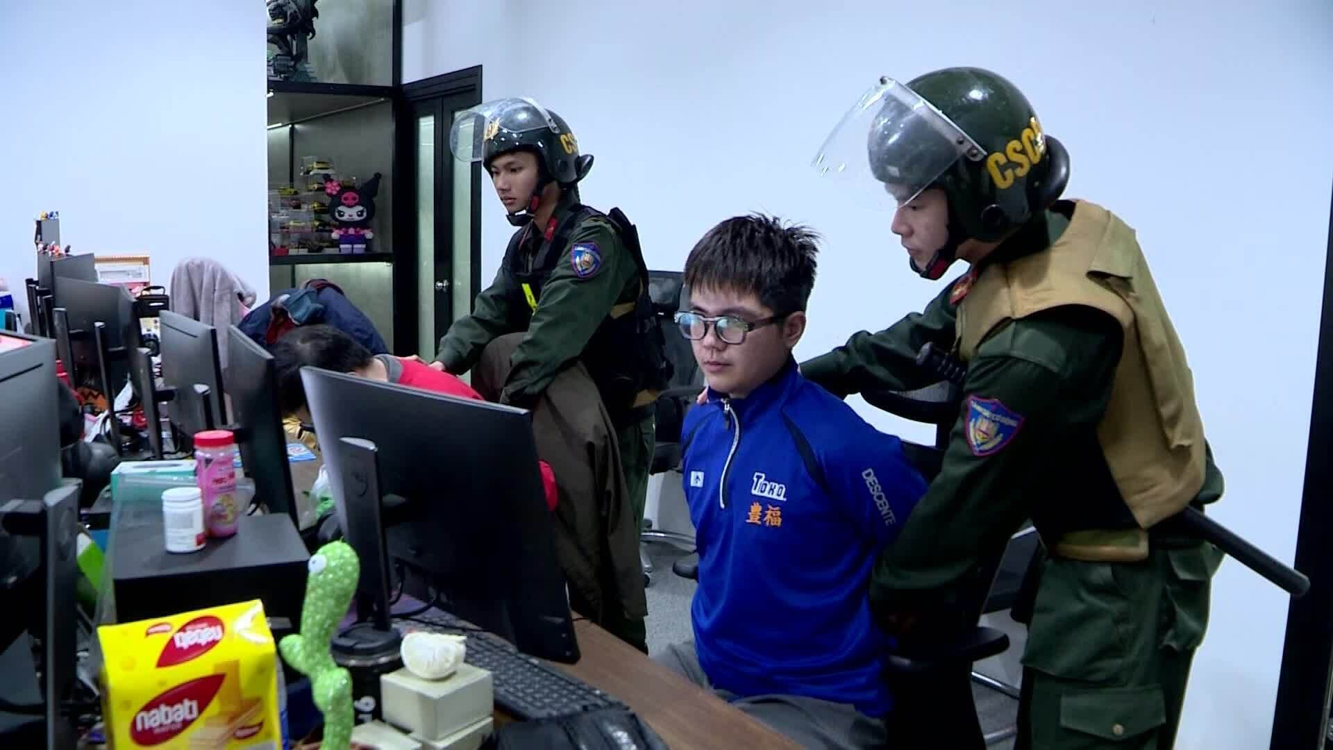 Cảnh sát bắt giữ người điều hành Xôi Lạc TV, minh họa cho hoạt động bất hợp pháp của nền tảng phát sóng bóng đá lậu.