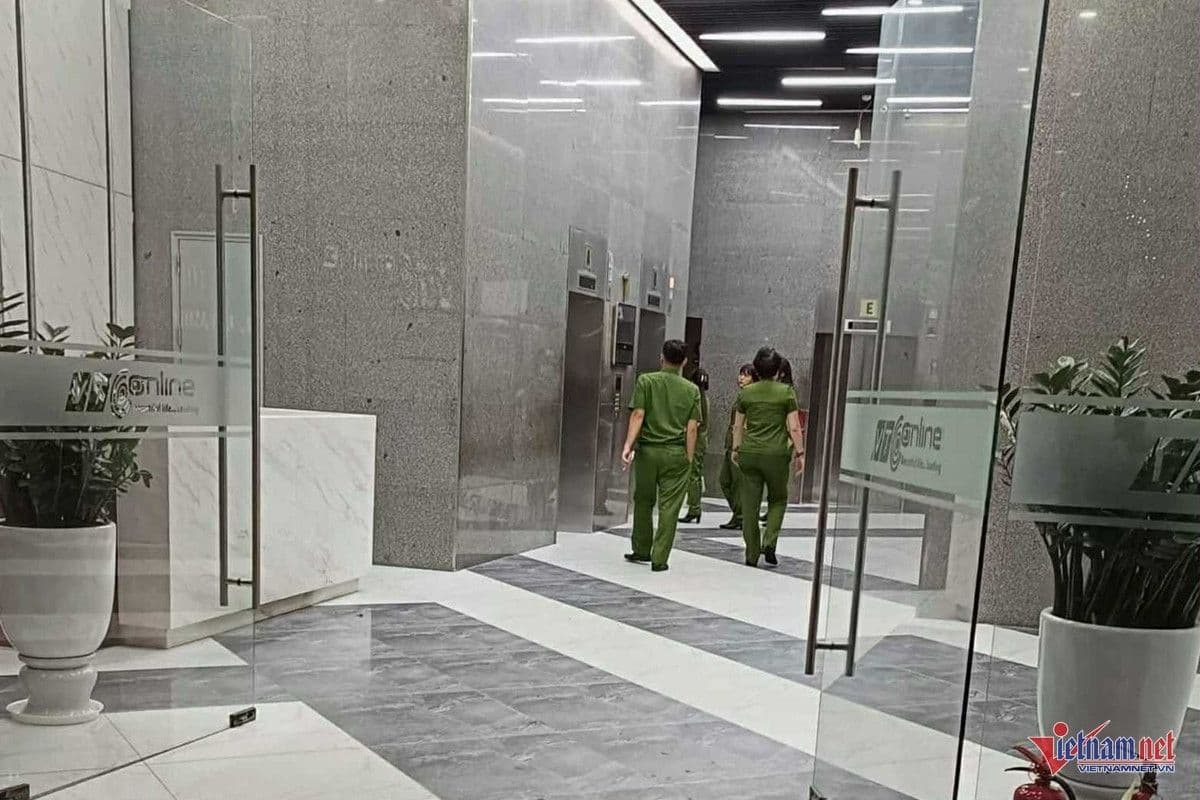 Cảnh sát cơ động và công an có mặt bên trong tòa nhà liên quan đến dự án AntEx