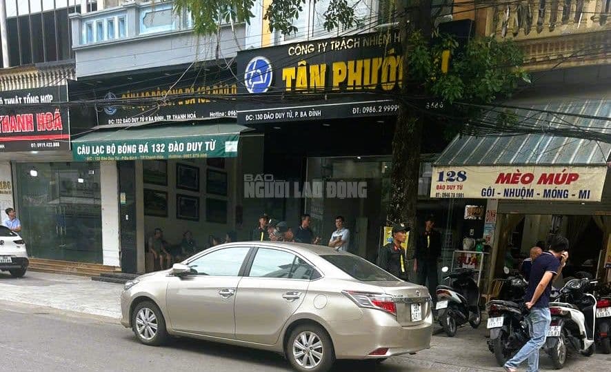 Cảnh sát duy trì phong tỏa và giám sát tại hiện trường vụ khám xét nhà Vi 'ngộ', Thanh Hóa.