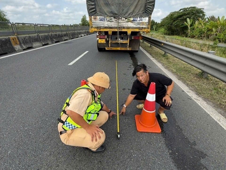 Cảnh sát giao thông đang làm nhiệm vụ trên đường, thể hiện vai trò thực thi pháp luật và ứng dụng công nghệ trong quản lý giao thông.
