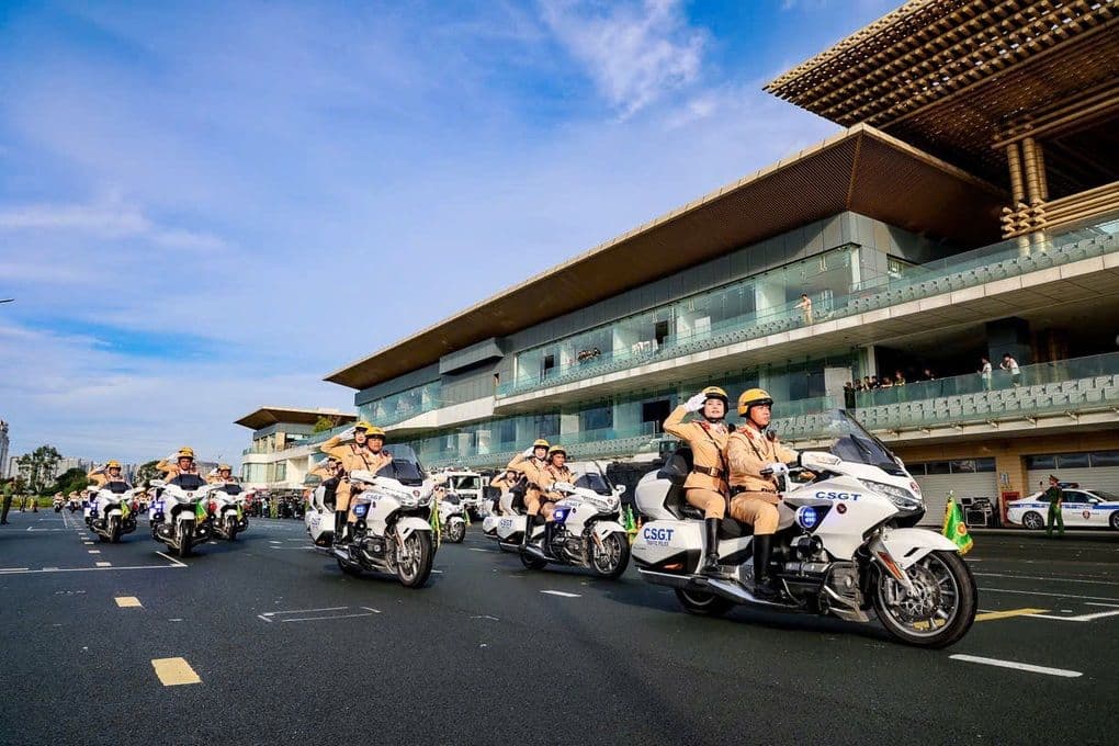 Cảnh sát giao thông Hà Nội diễu hành, biểu tượng cho các lệnh cấm đường và sự kiện lớn tại thủ đô.