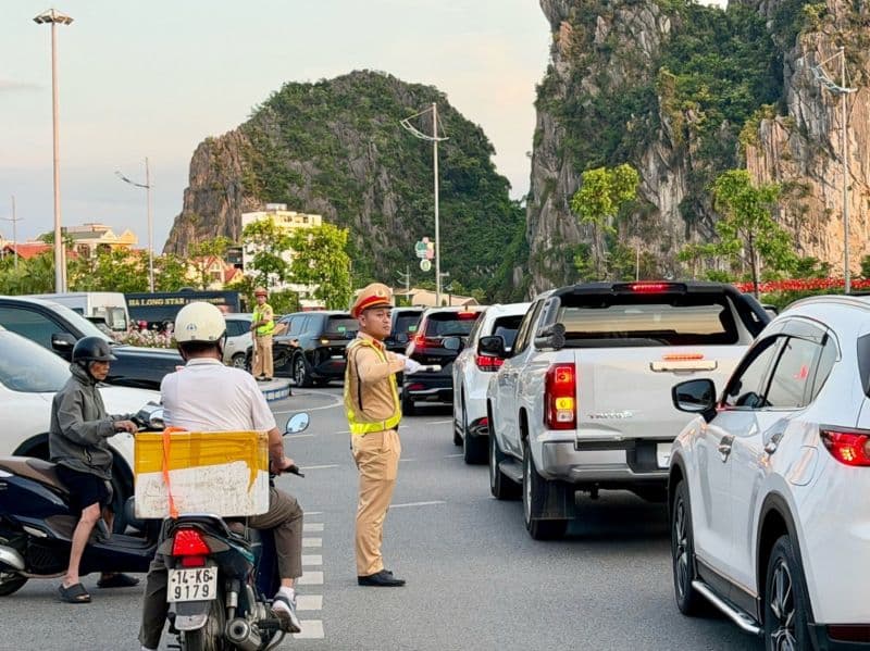 Cảnh sát giao thông điều tiết dòng xe cộ trên đường phố Hải Phòng, tượng trưng cho nỗ lực quản lý đô thị hướng tới tương lai bền vững.