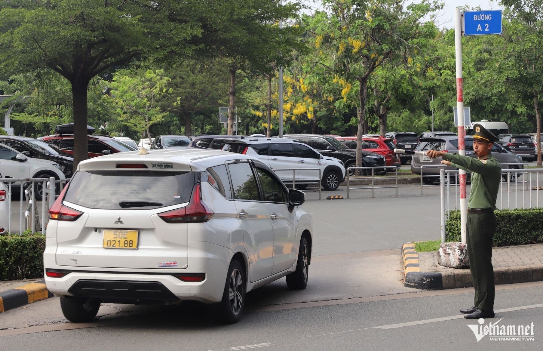 Cảnh sát giao thông điều tiết phương tiện ra vào khu vực sân bay, minh họa vai trò cửa ngõ giao thông.