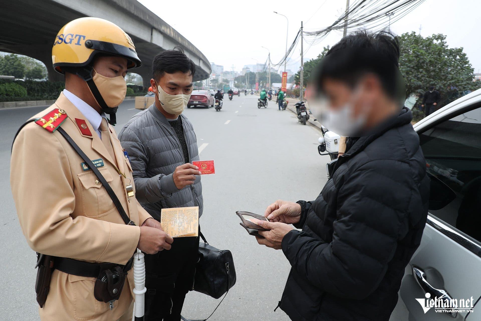 Cảnh sát giao thông kiểm tra giấy tờ của người lái xe, góp phần duy trì trật tự giao thông hướng tới hệ thống giao thông thông minh.