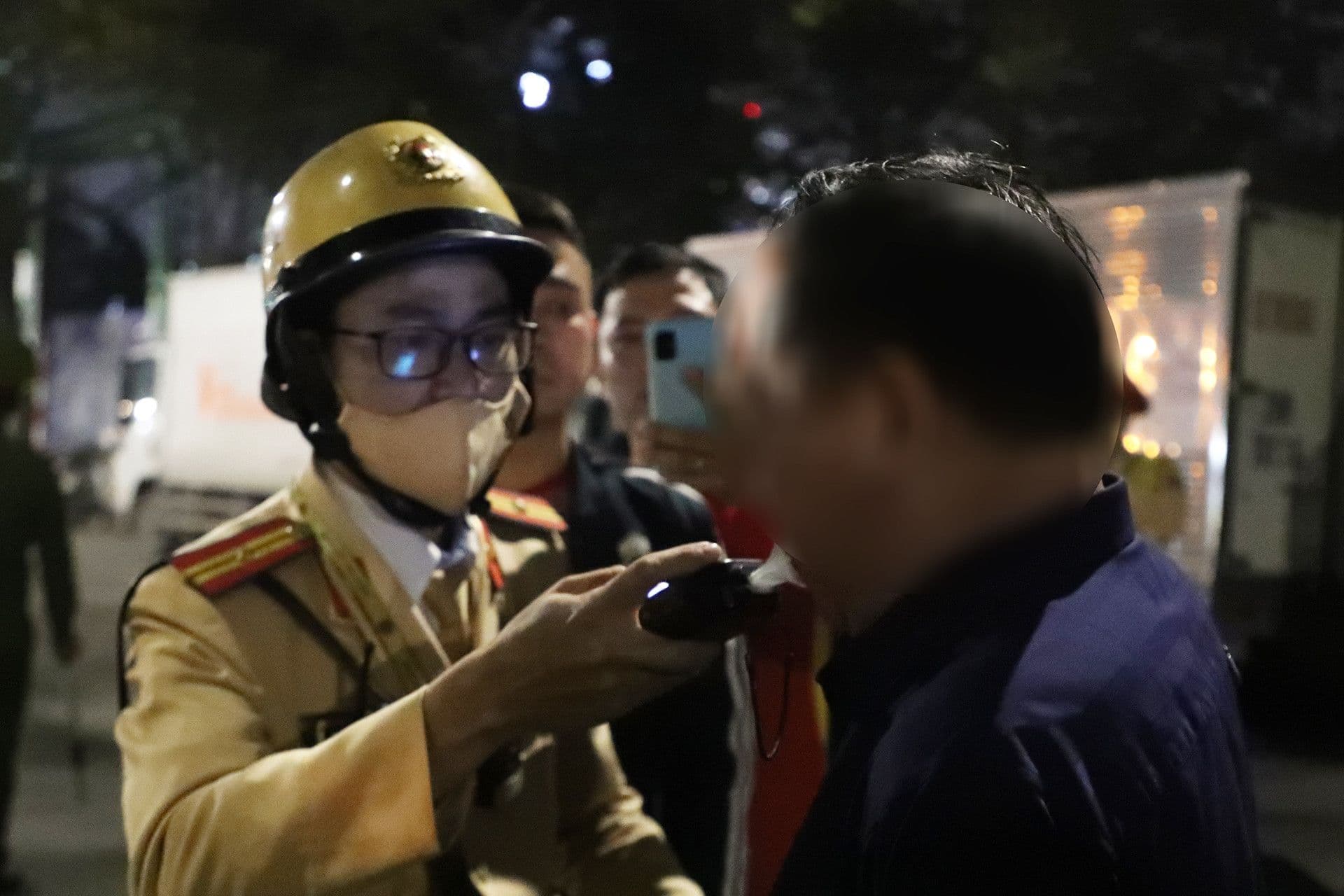 Cảnh sát giao thông kiểm tra nồng độ cồn tài xế, minh họa vấn nạn lái xe khi say xỉn trong đô thị.