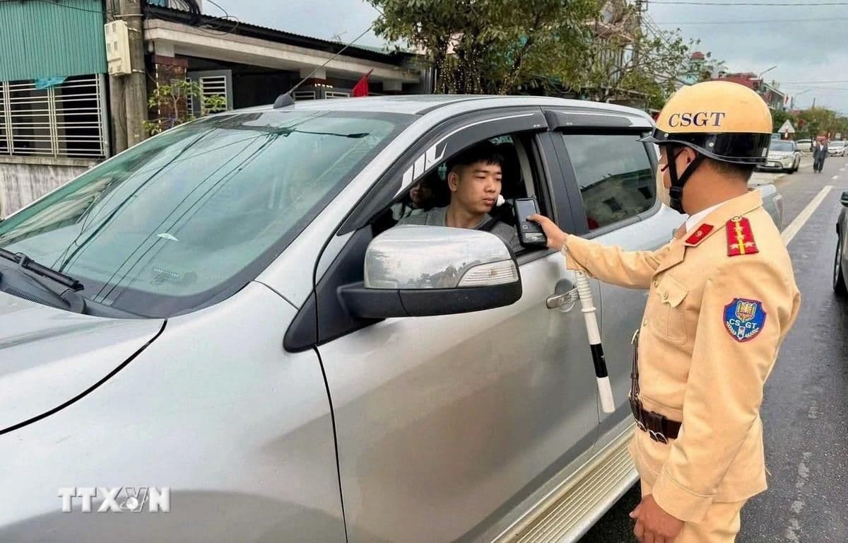 Cảnh sát giao thông kiểm tra nồng độ cồn tài xế ô tô, thể hiện sự nghiêm minh của pháp luật.