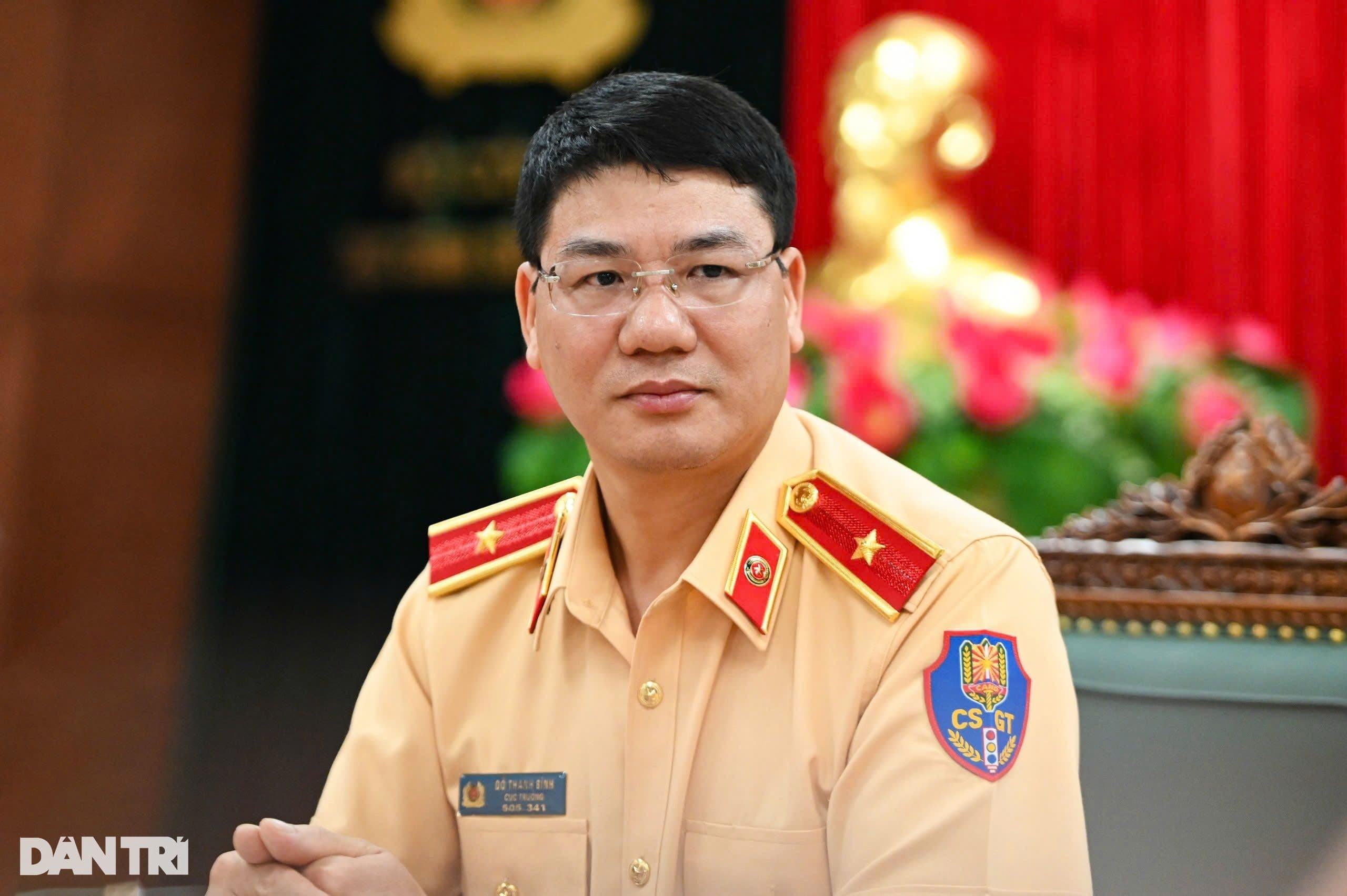 Cảnh sát giao thông kiểm tra phương tiện, minh họa cho hệ thống giám sát và thông báo vi phạm trong 2 giờ.