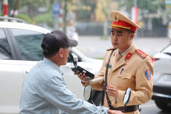 Cảnh sát giao thông xử lý vi phạm nồng độ cồn của người điều khiển xe máy, minh họa việc thực thi pháp luật.