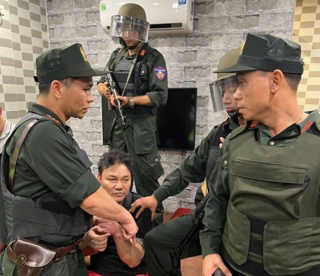 Cảnh sát hình sự Việt Nam bắt giữ một đối tượng tội phạm nguy hiểm trong một vụ án