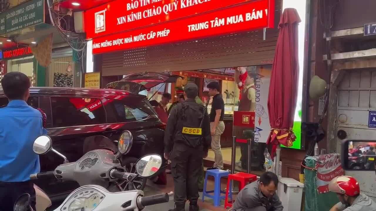 Cảnh sát điều tra làm việc tại cửa hàng vàng Bảo Tín Minh Châu
