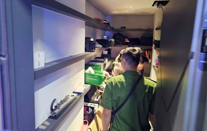 Cảnh sát khám xét căn hộ của Ngân 98, điều tra đường dây sản xuất, buôn bán hàng giả