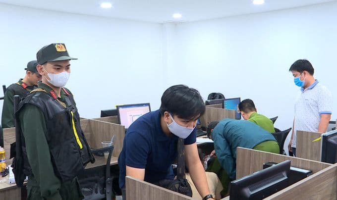 Cảnh sát khám xét và thu thập dữ liệu tại trụ sở của một nhóm lừa đảo, minh họa cho những rủi ro và cái bẫy từ việc lộ lọt thông tin số điện thoại.