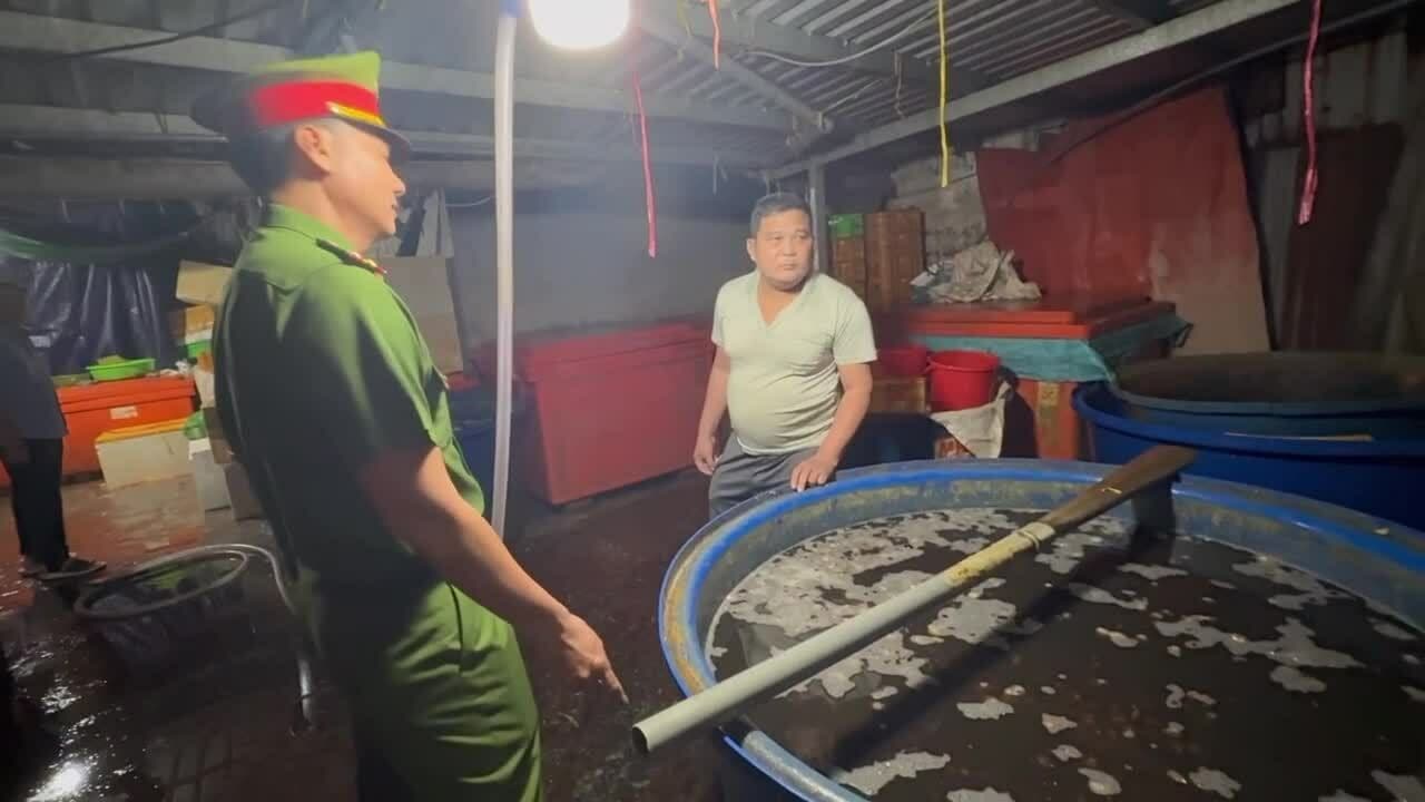 Cảnh sát kiểm tra cơ sở ngâm ốc bươu trong hóa chất công nghiệp Natri Silicate