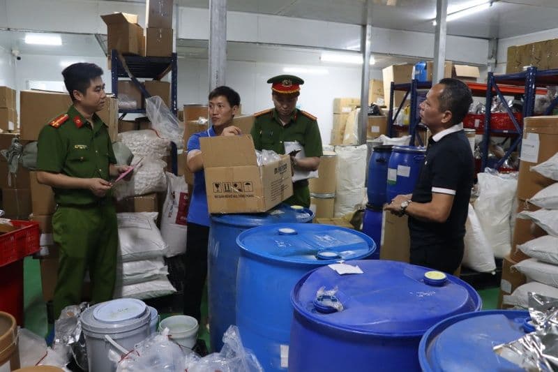 Cảnh sát kinh tế Quảng Ninh kiểm tra kho chứa thực phẩm chức năng giả.