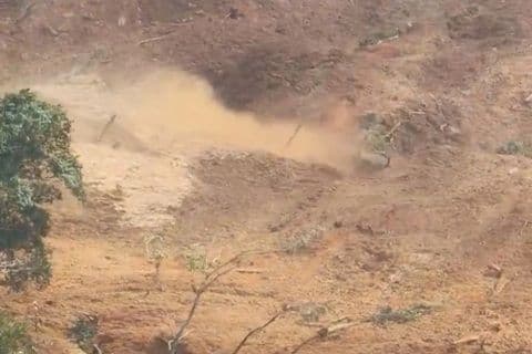 Cảnh sạt lở đất đá trên đèo Khánh Lê do mưa lớn