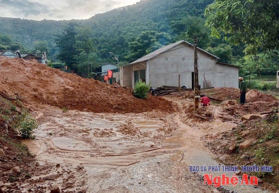 Cảnh sạt lở đất và đường giao thông bị chia cắt do mưa lớn, minh họa tác động của bão Wipha.